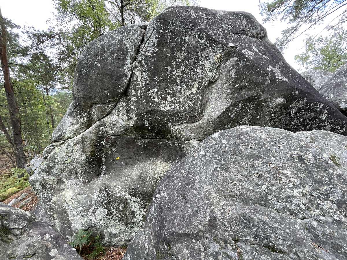 Photo du rocher avec les tracés