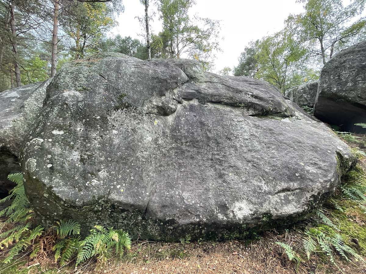 Photo du rocher avec les tracés