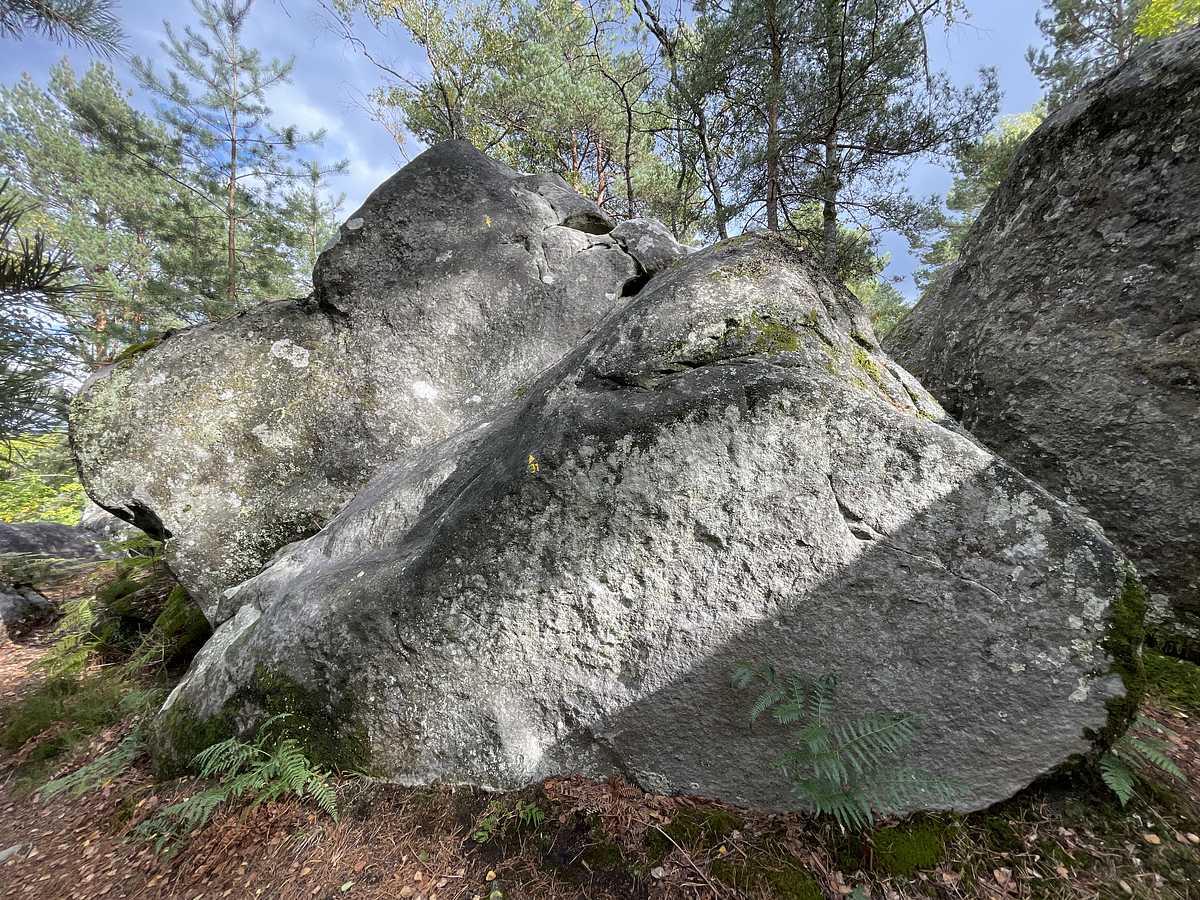 Photo du rocher avec les tracés