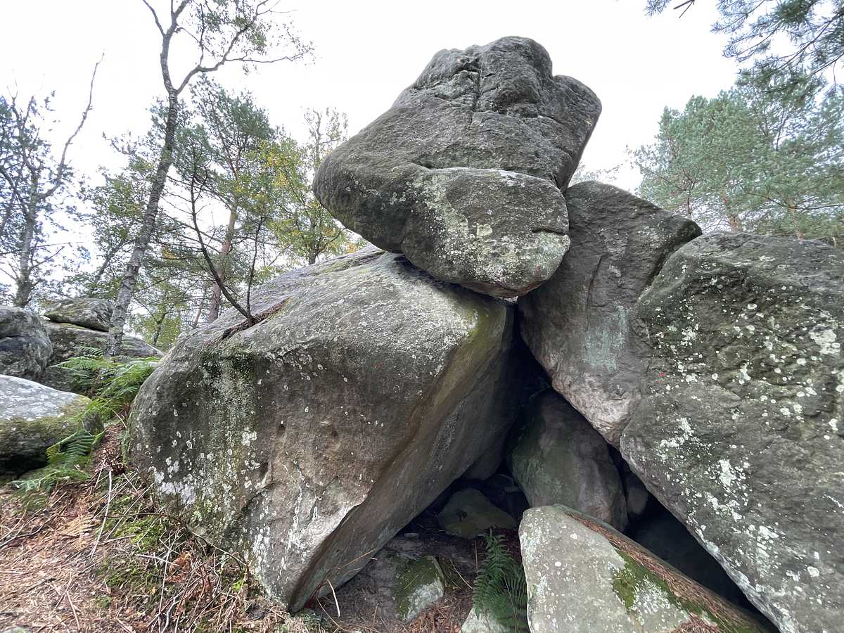 Photo du rocher avec les tracés