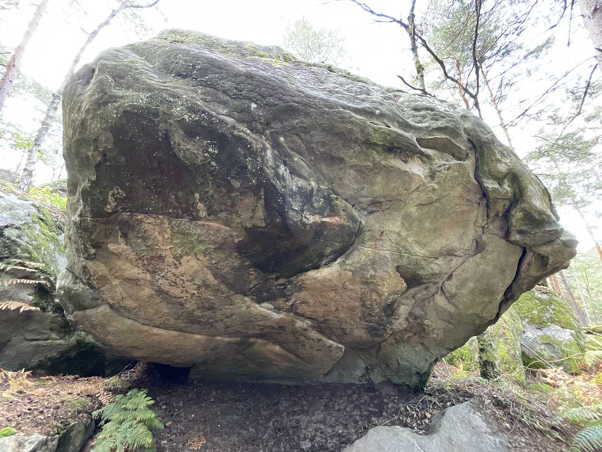 Photo du rocher avec les tracés