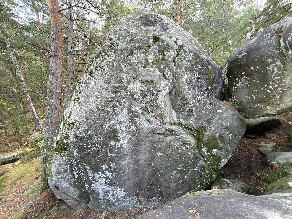 Photo du rocher avec les tracés