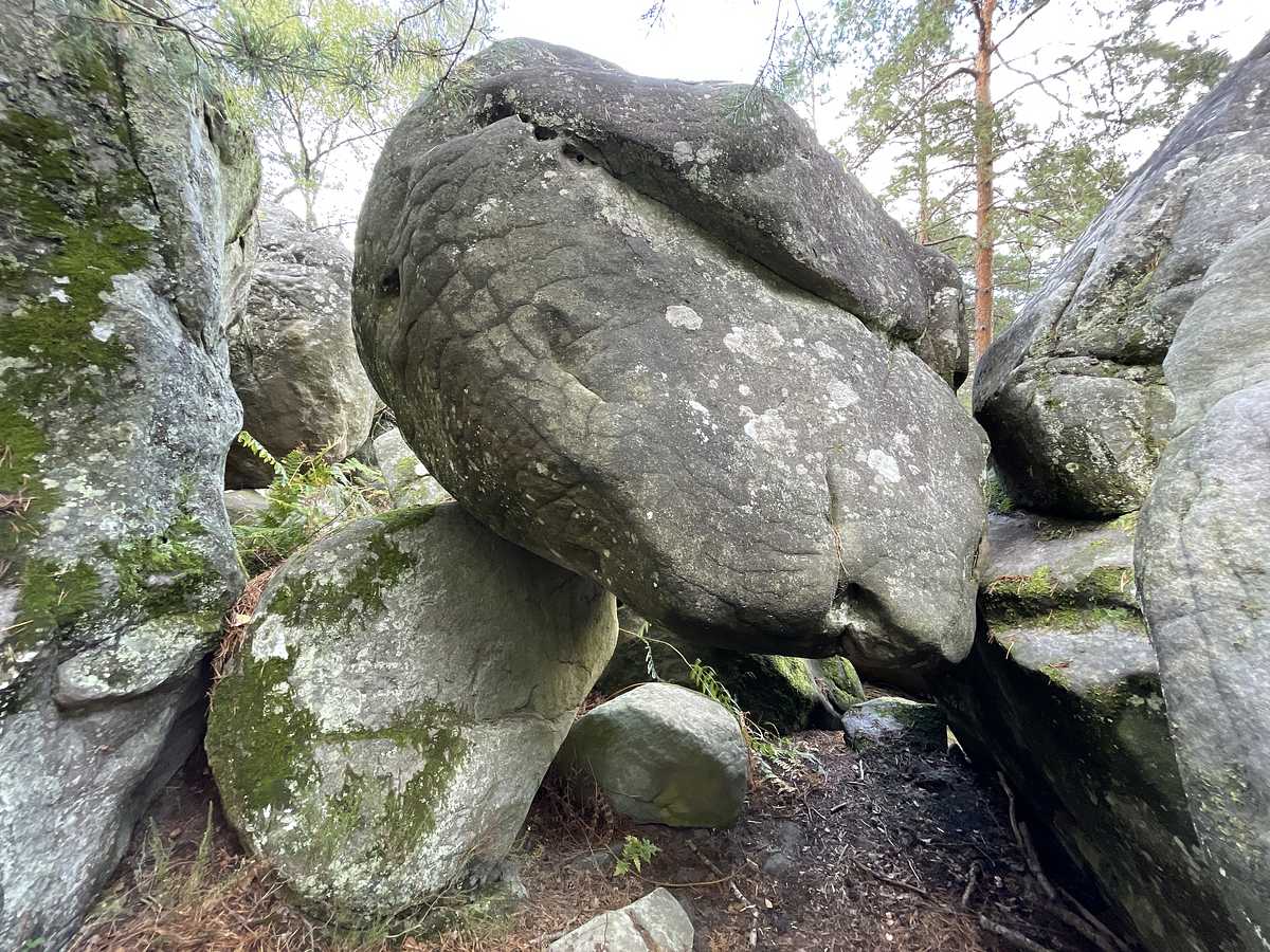 Photo du rocher avec les tracés