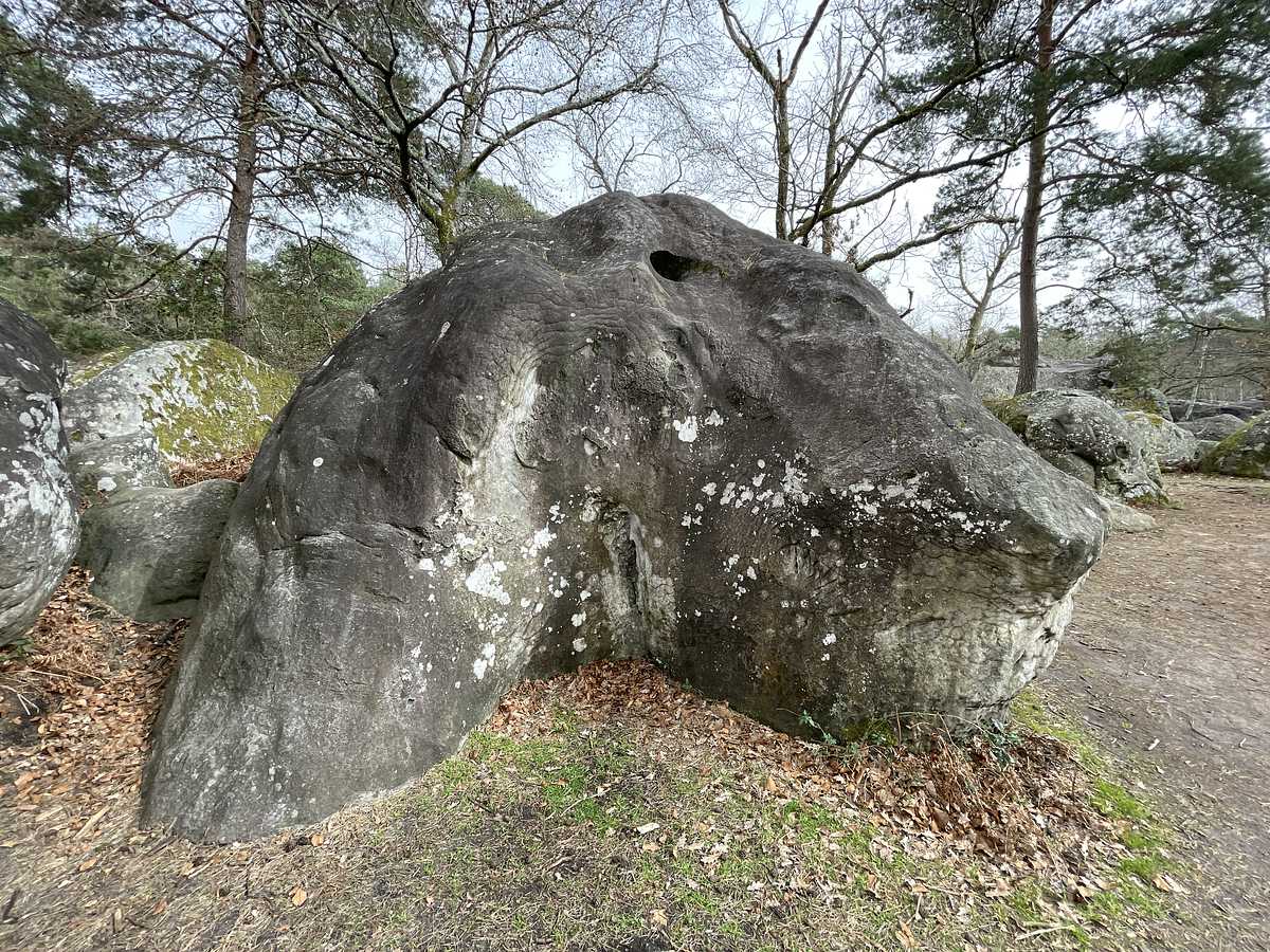 Photo du rocher avec les tracés