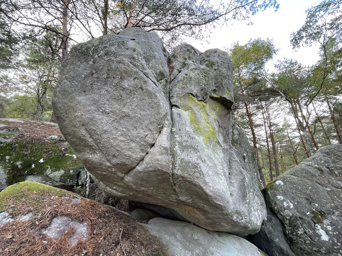 Photo du rocher avec les tracés