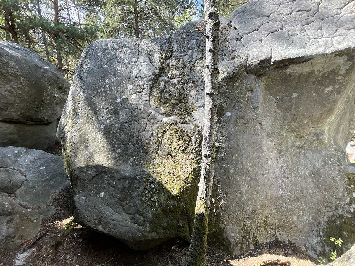 Photo du rocher avec les tracés