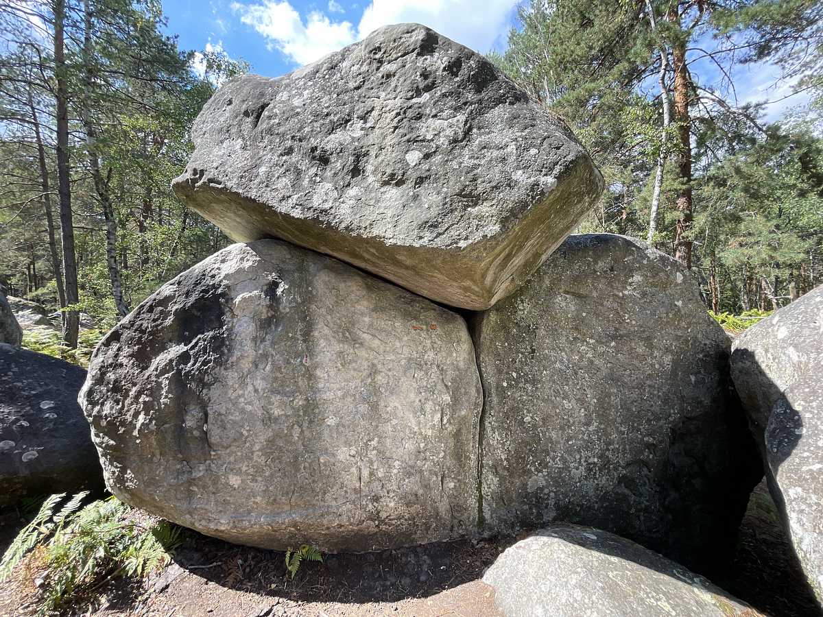 Photo du rocher avec les tracés