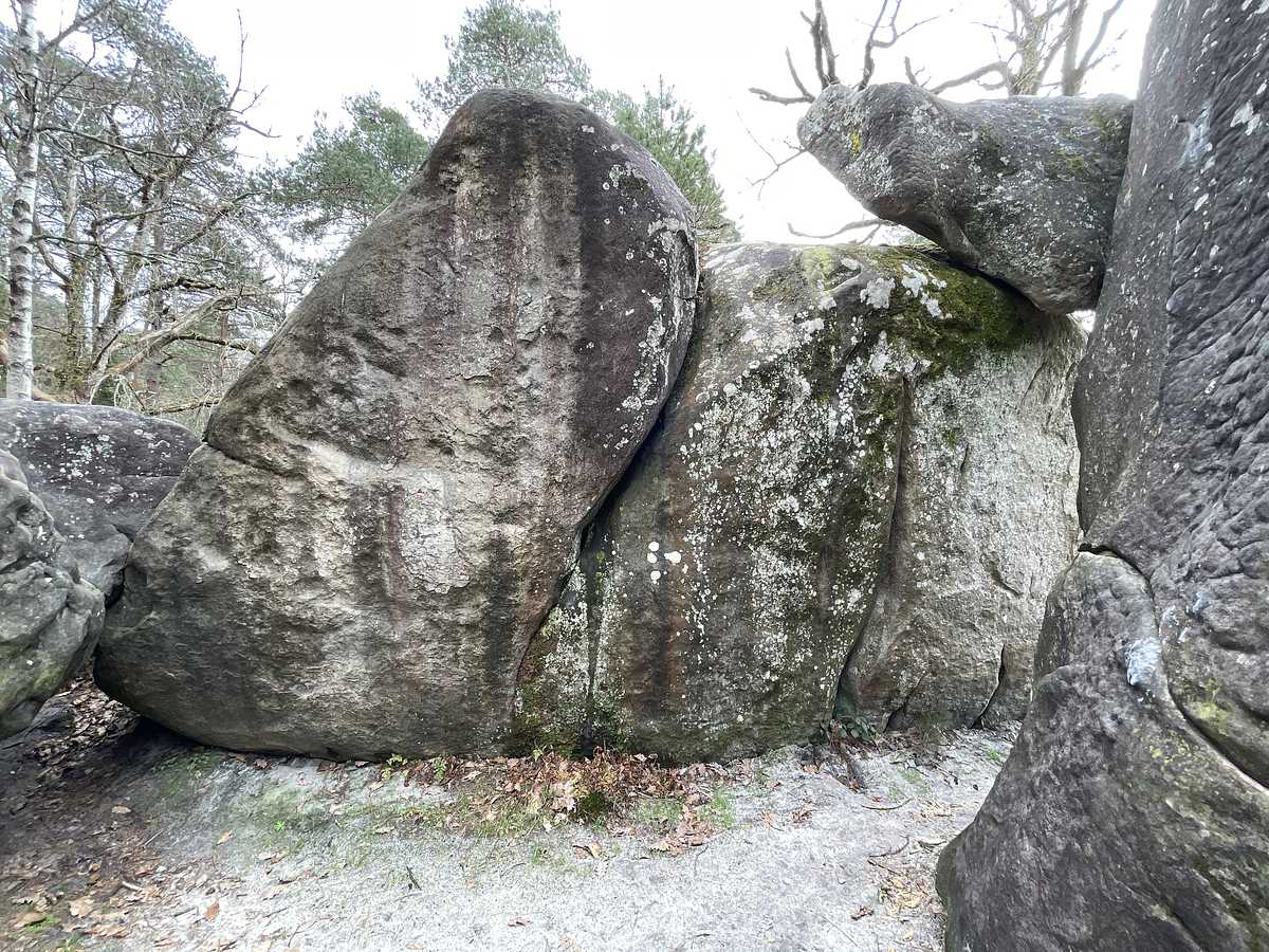 Photo du rocher avec les tracés