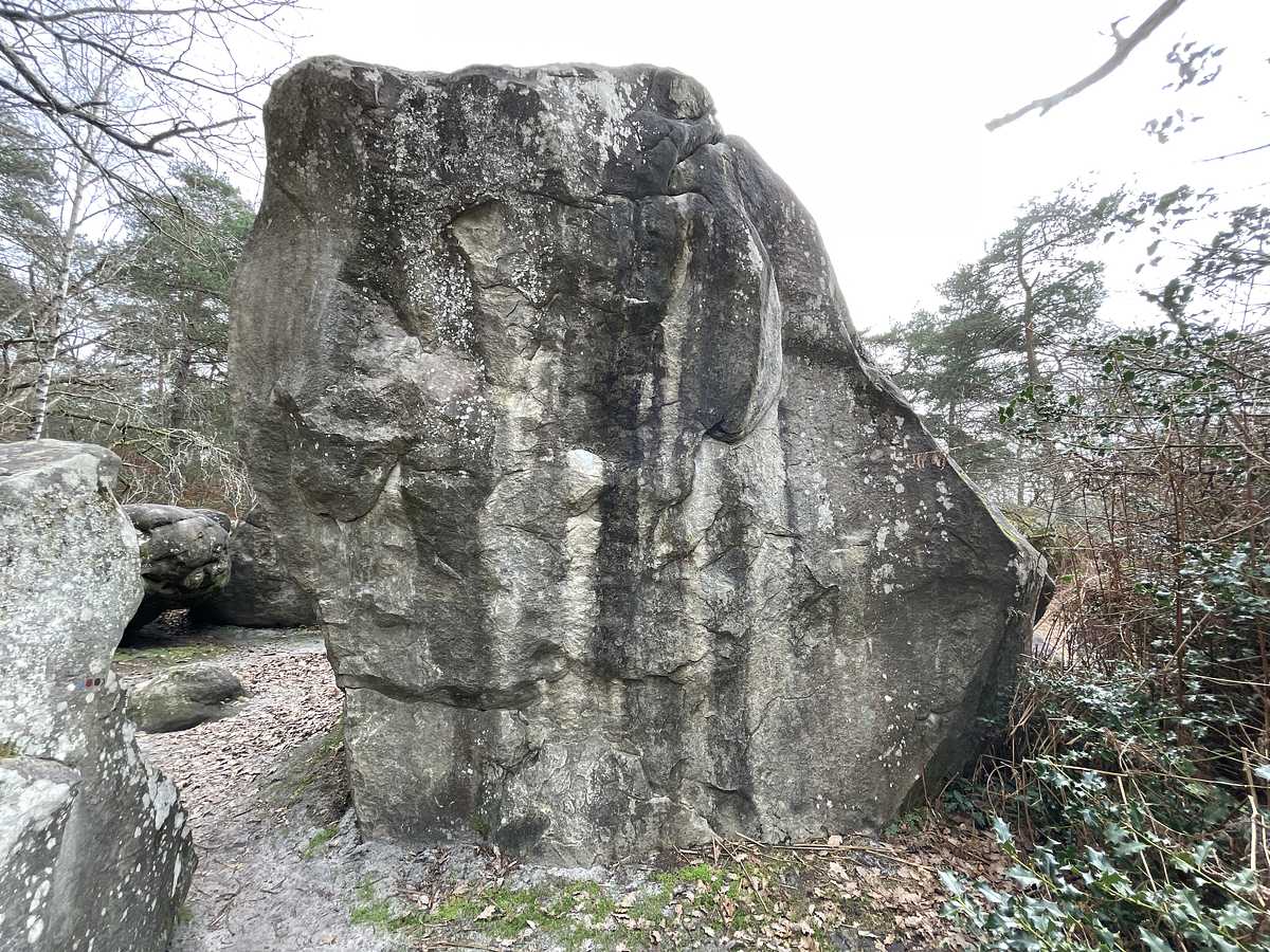 Photo du rocher avec les tracés
