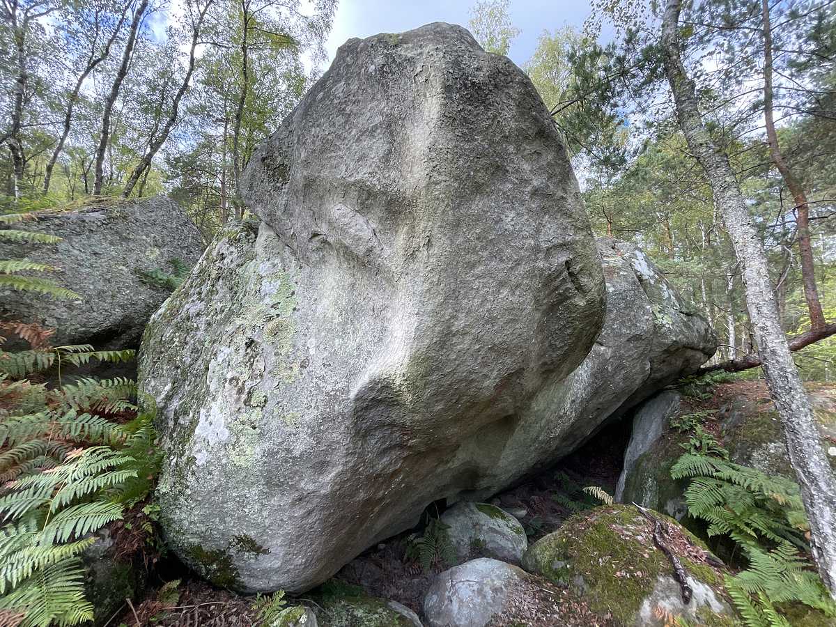 Photo du rocher avec les tracés