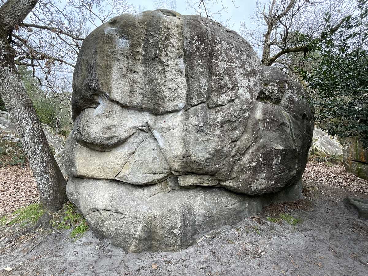 Photo du rocher avec les tracés