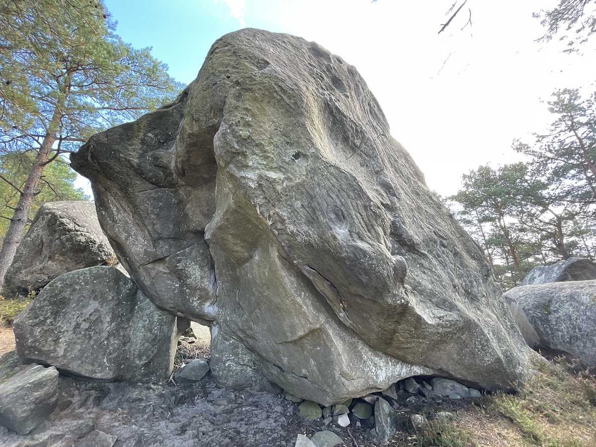 Photo du rocher avec les tracés