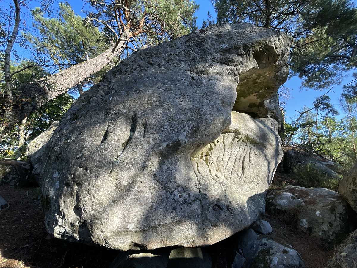 Photo du rocher avec les tracés