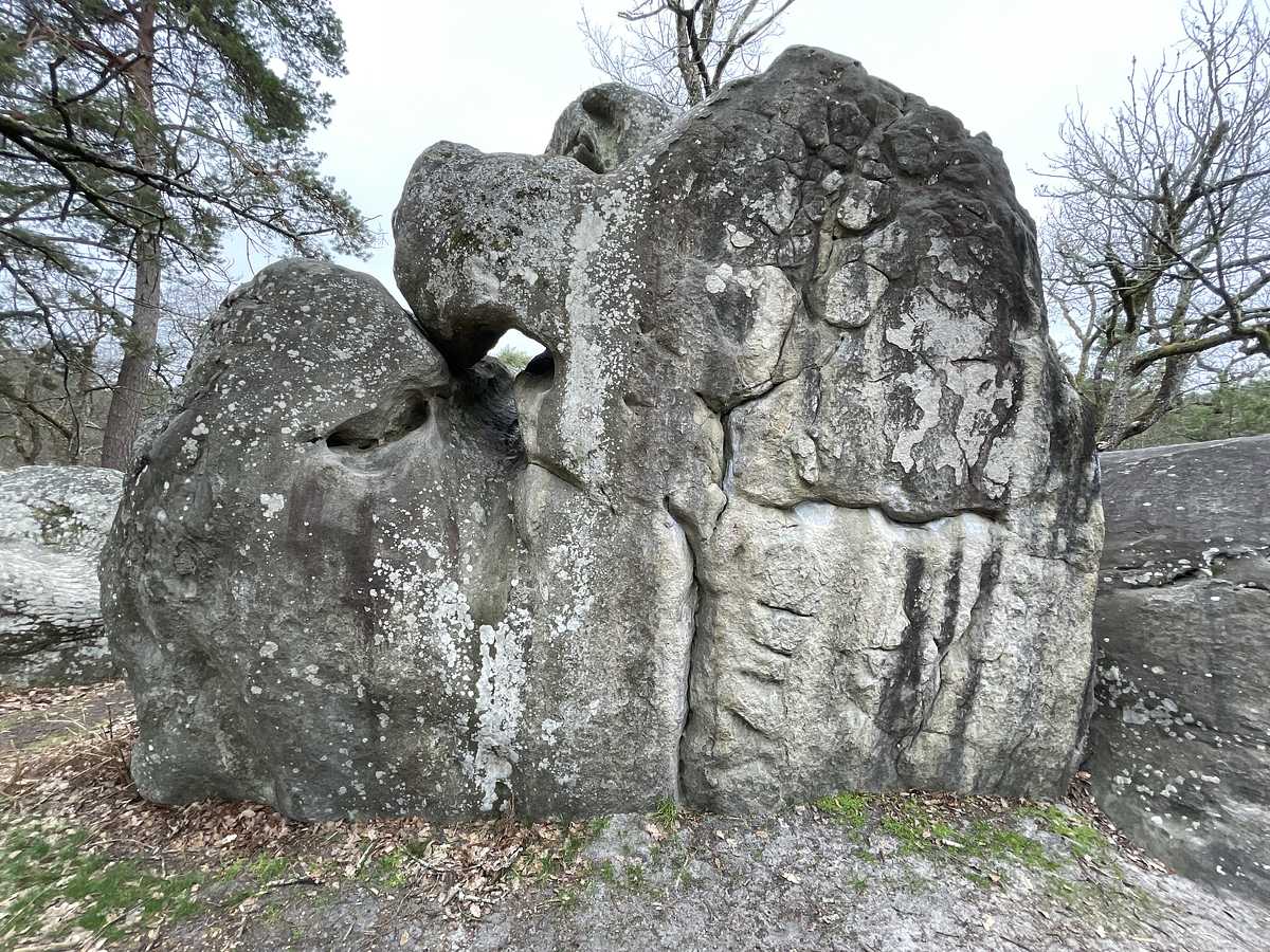 Photo du rocher avec les tracés