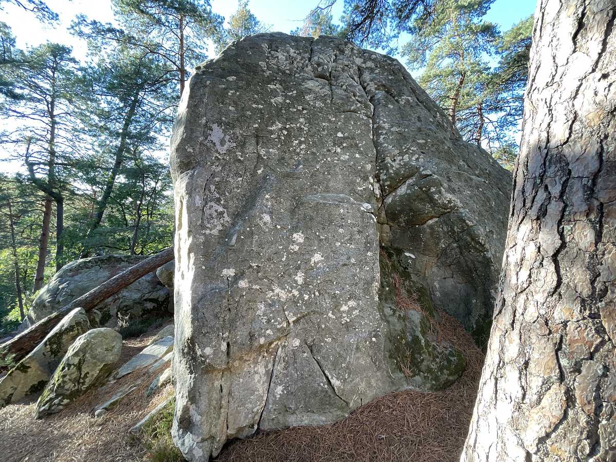Photo du rocher avec les tracés