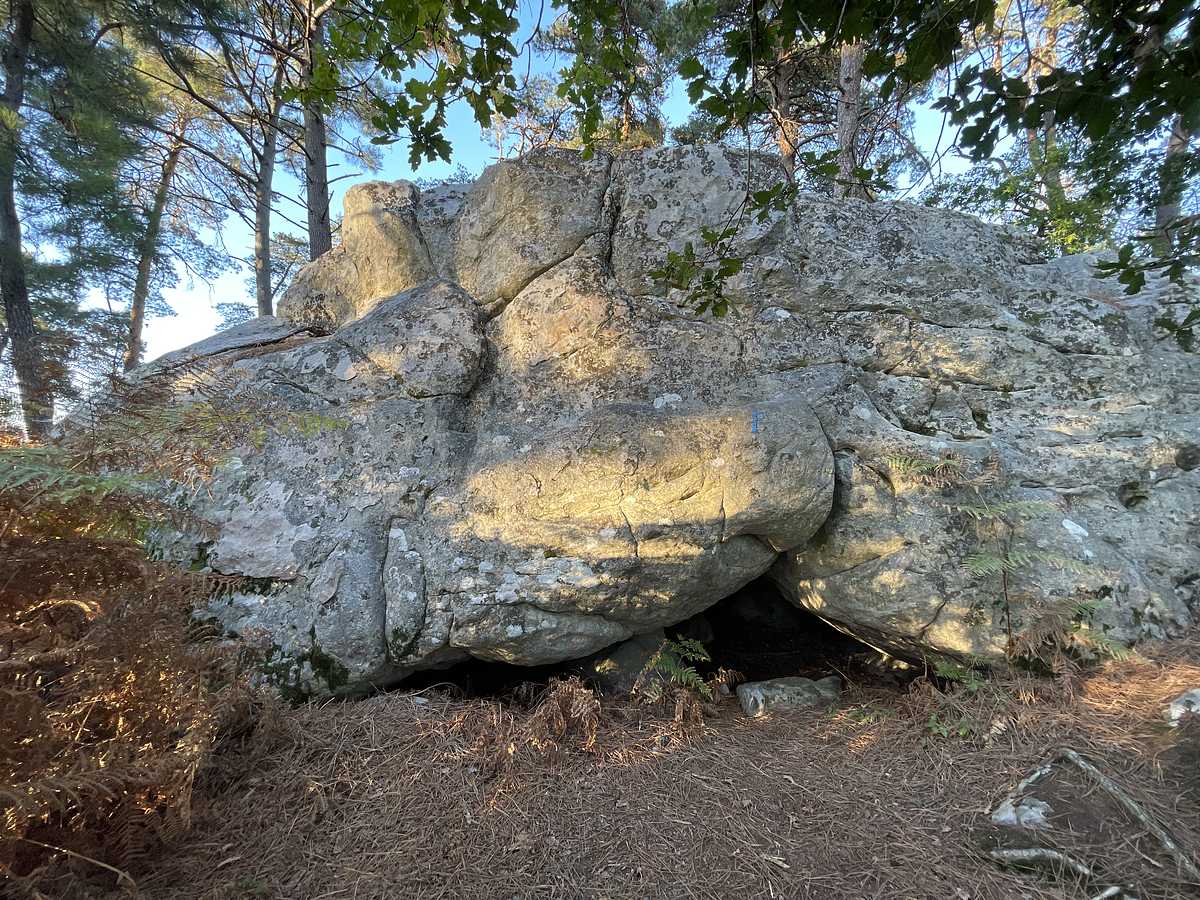 Photo du rocher avec les tracés