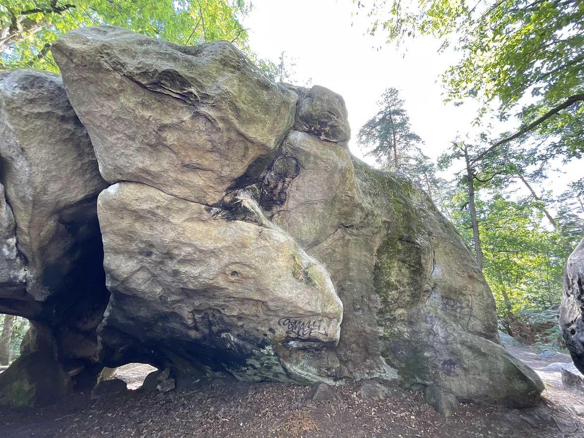 Photo du rocher avec les tracés