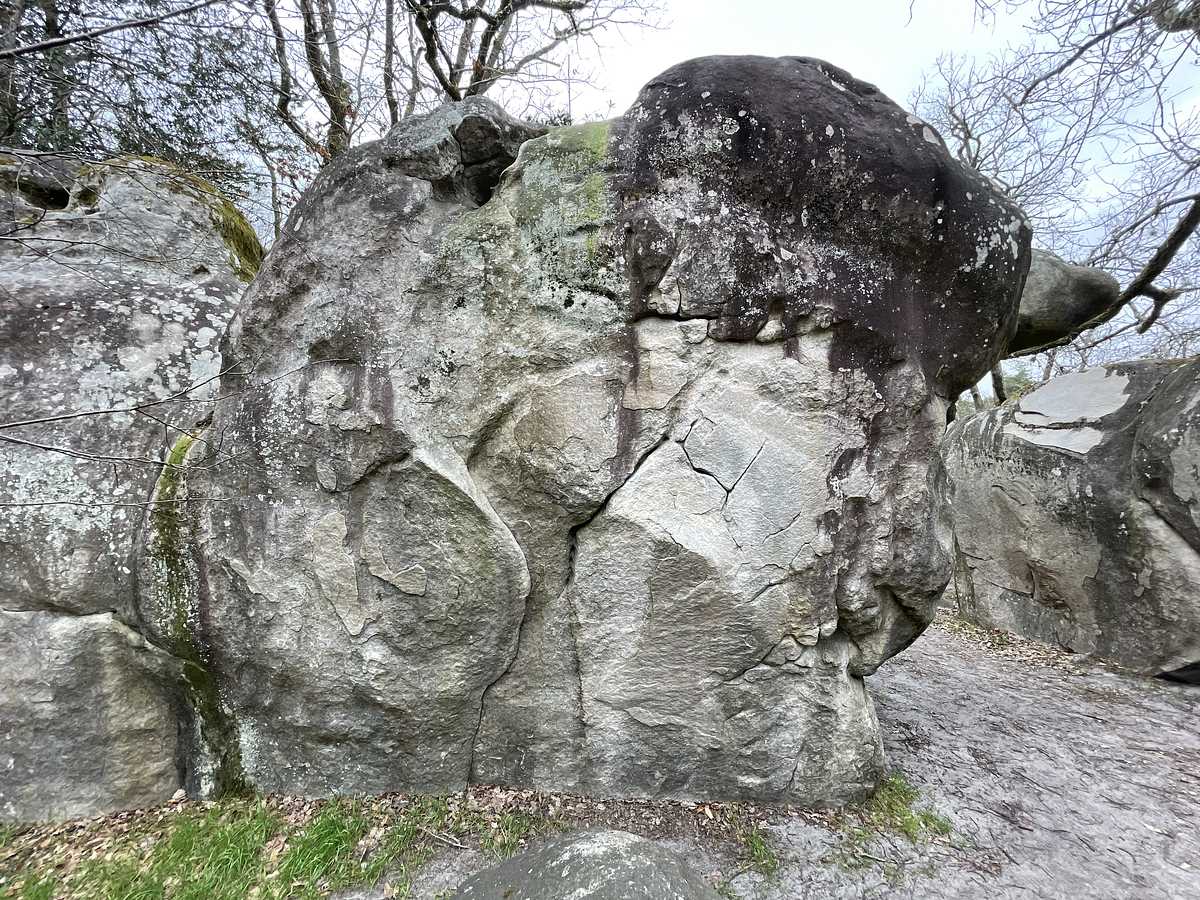 Photo du rocher avec les tracés