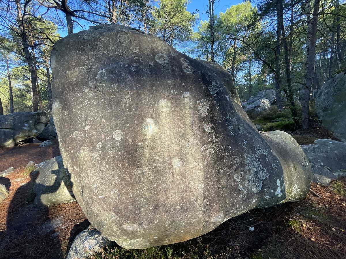 Photo du rocher avec les tracés