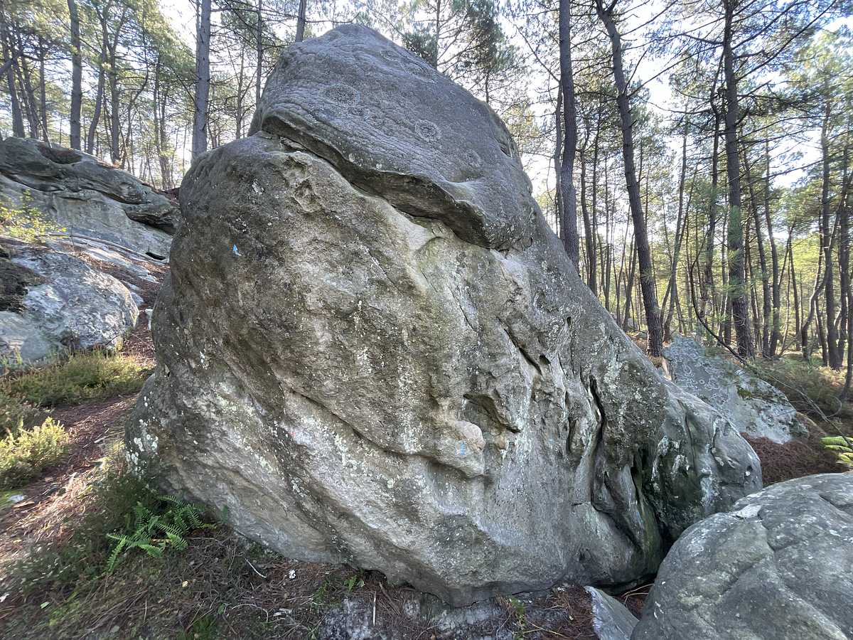 Photo du rocher avec les tracés