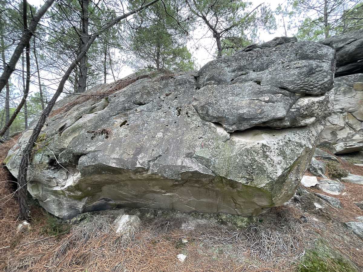 Photo du rocher avec les tracés