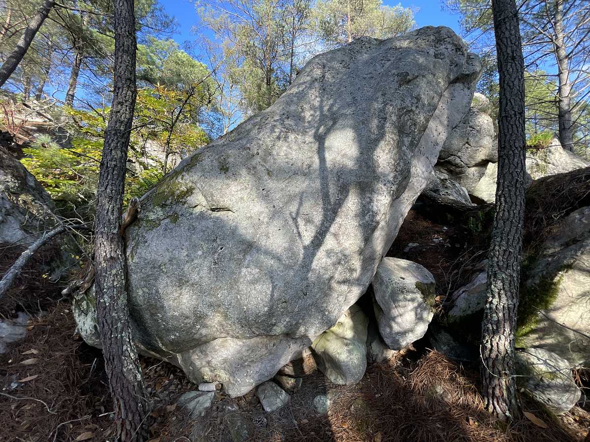 Photo du rocher avec les tracés