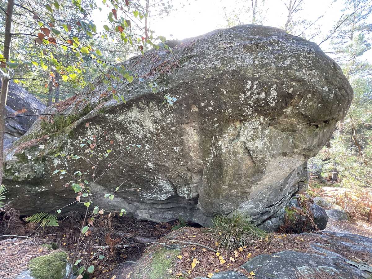 Photo du rocher avec les tracés