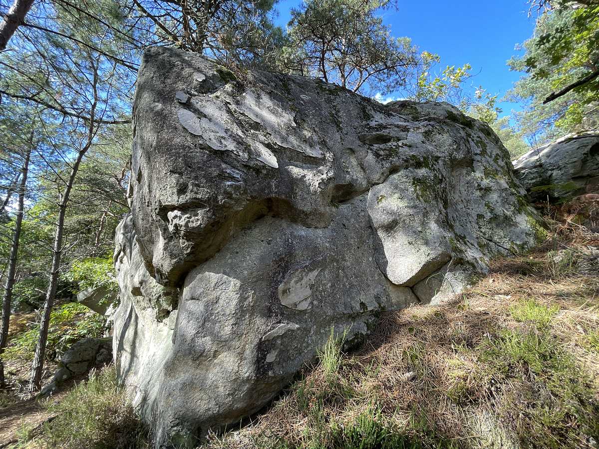 Photo du rocher avec les tracés