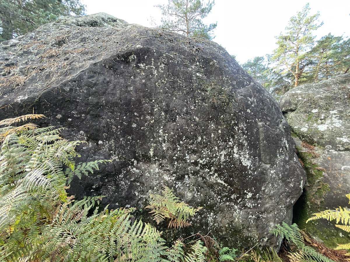 Photo du rocher avec les tracés