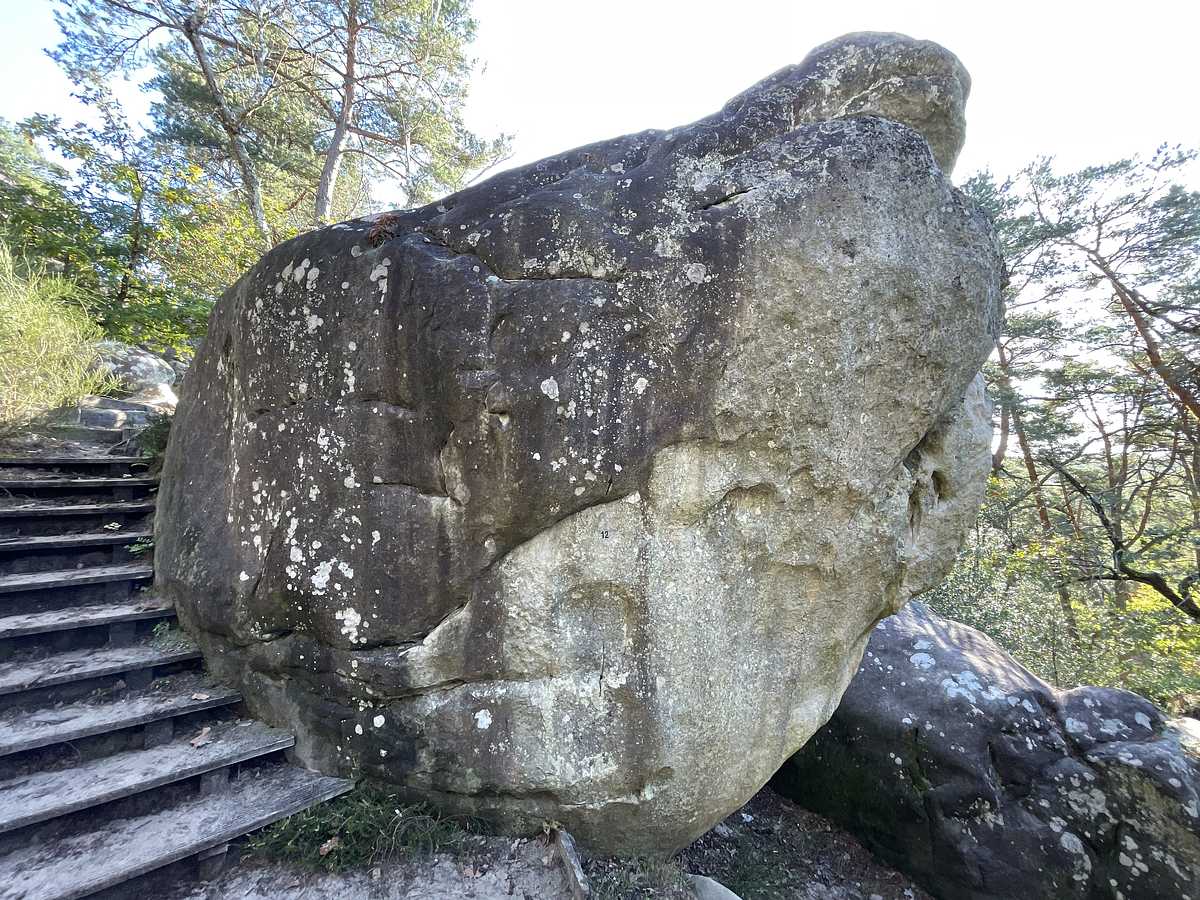 Photo du rocher avec les tracés