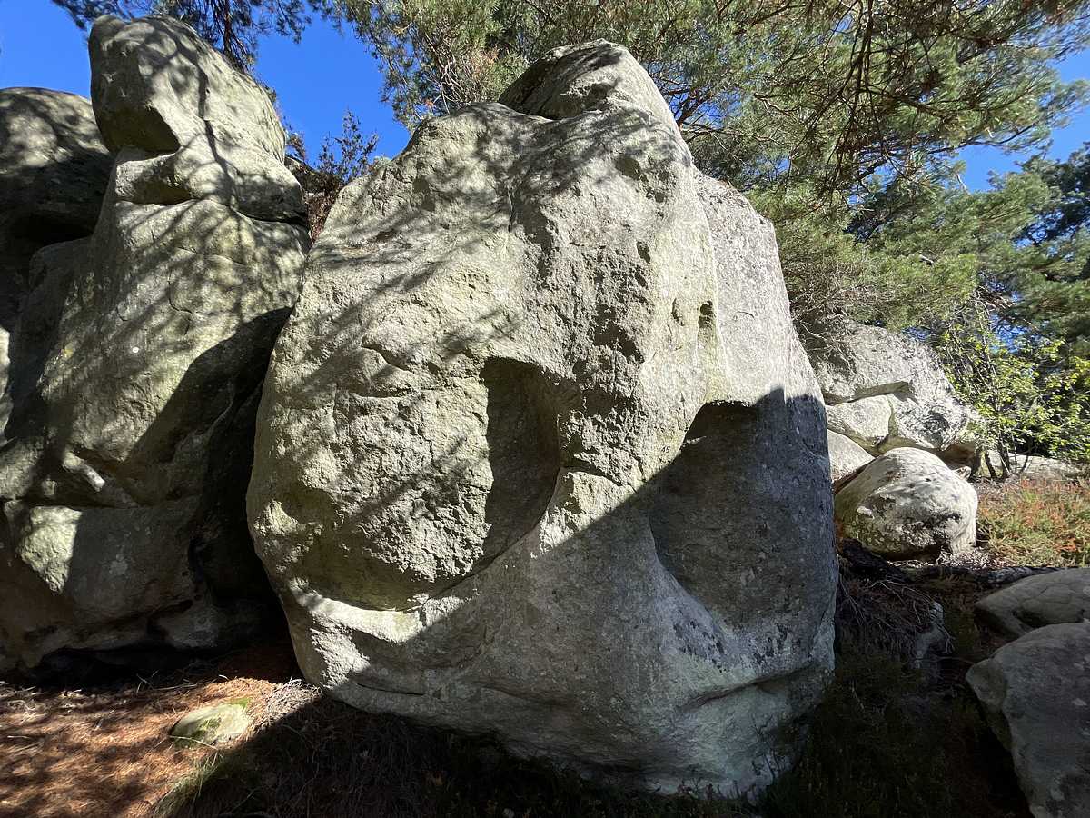 Photo du rocher avec les tracés