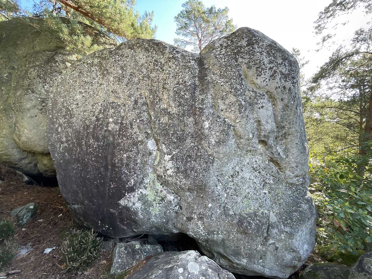 Photo du rocher avec les tracés