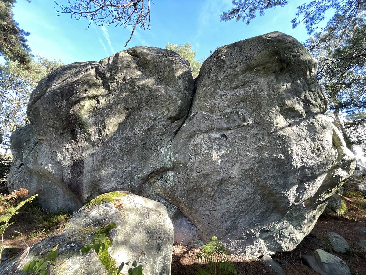 Photo du rocher avec les tracés
