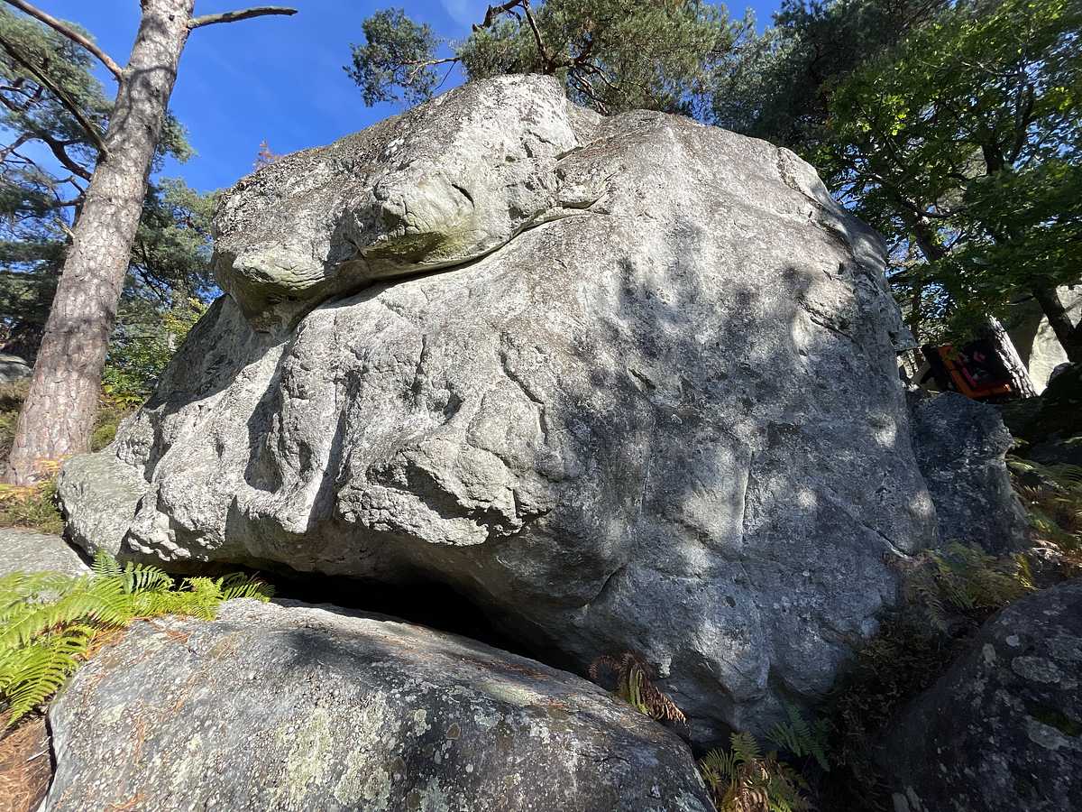 Photo du rocher avec les tracés