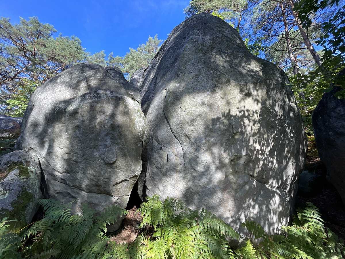 Photo du rocher avec les tracés