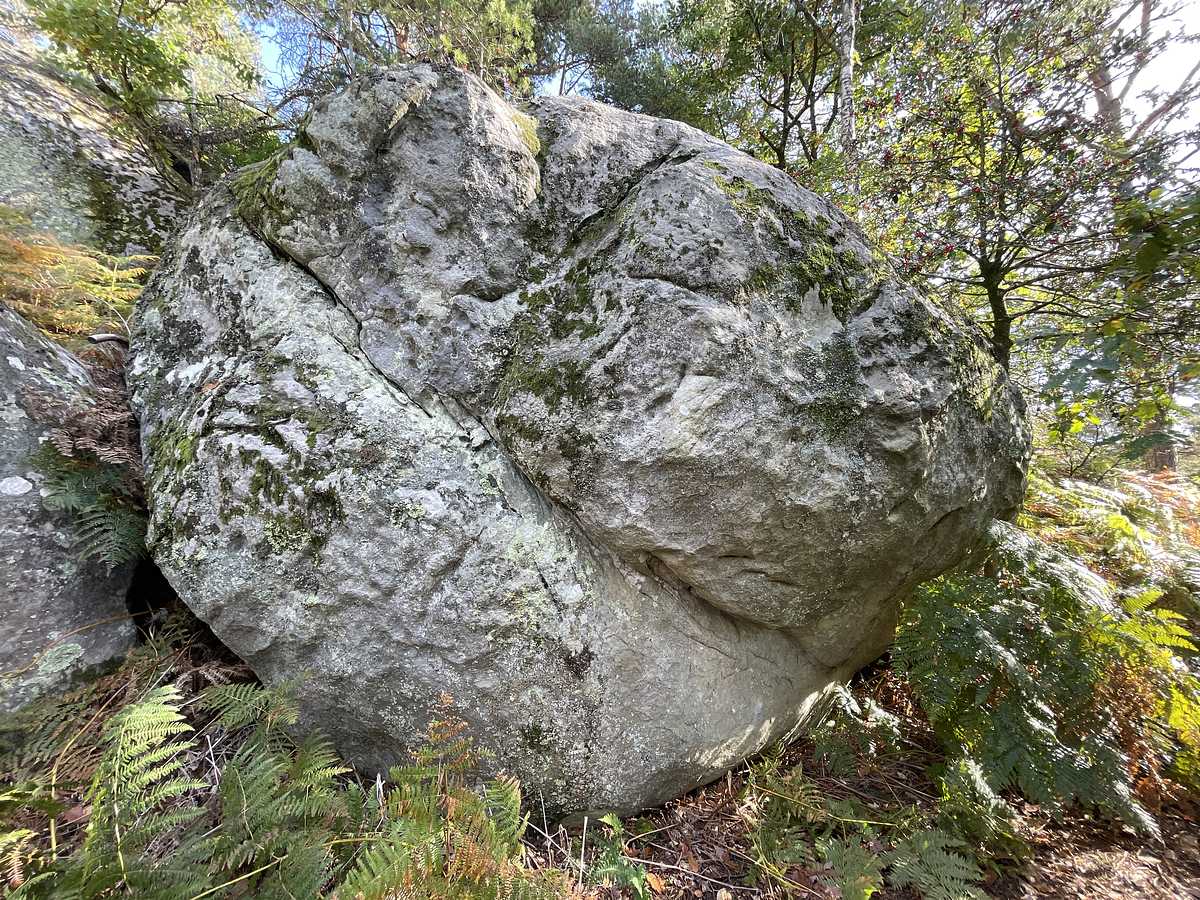 Photo du rocher avec les tracés