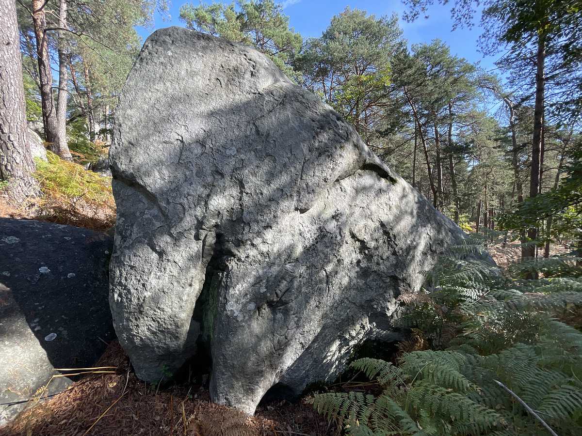 Photo du rocher avec les tracés