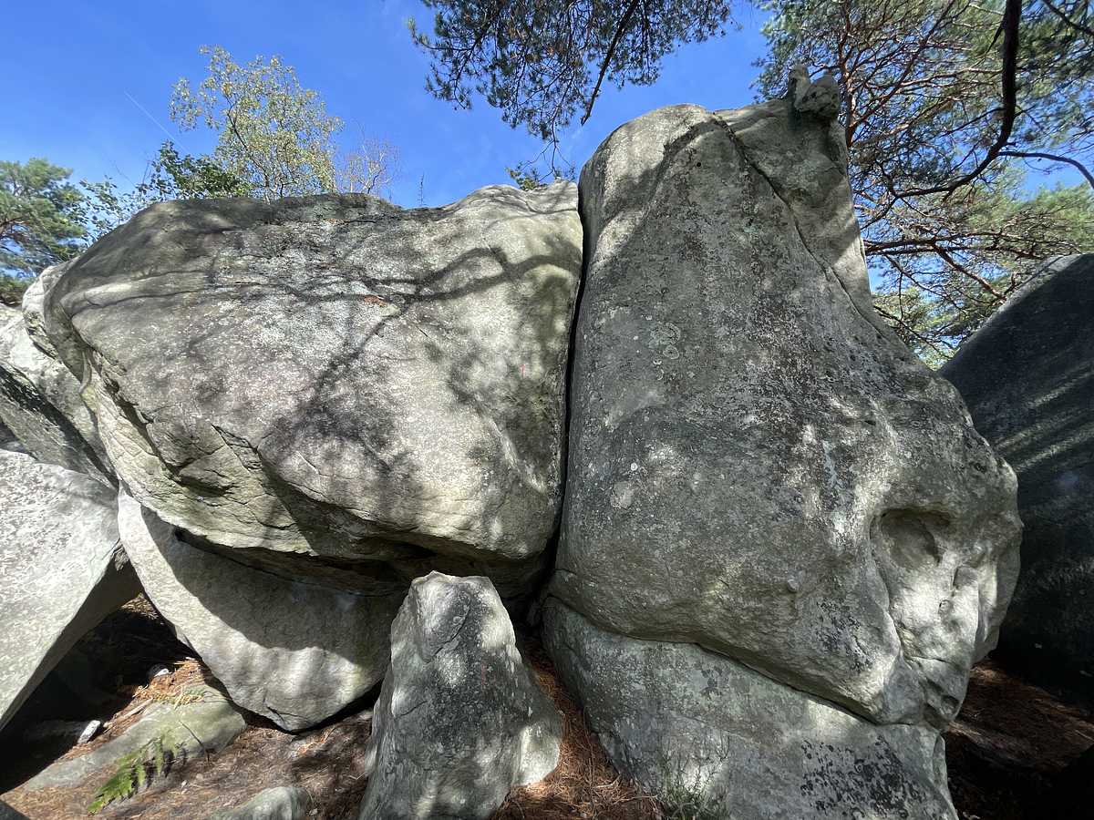 Photo du rocher avec les tracés