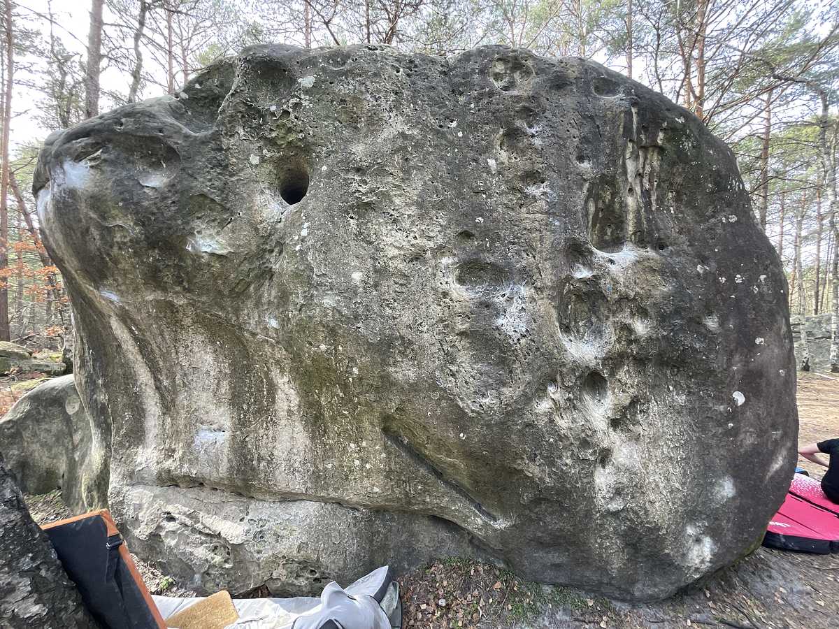 Photo du rocher avec les tracés