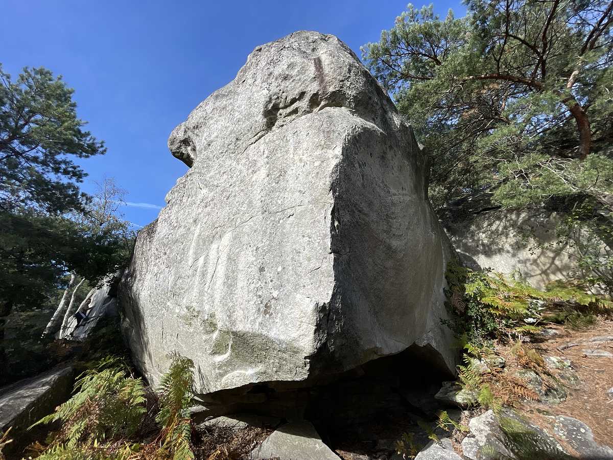 Photo du rocher avec les tracés