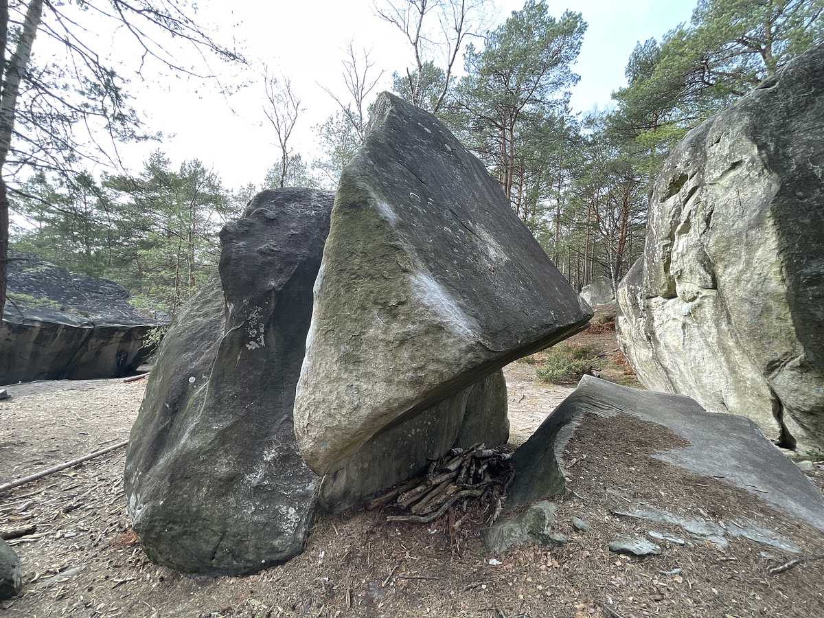 Photo du rocher avec les tracés