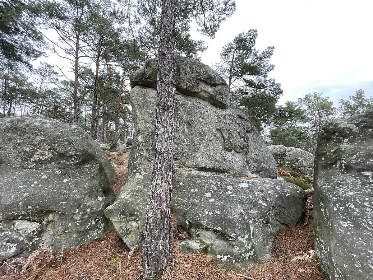 Photo du rocher avec les tracés