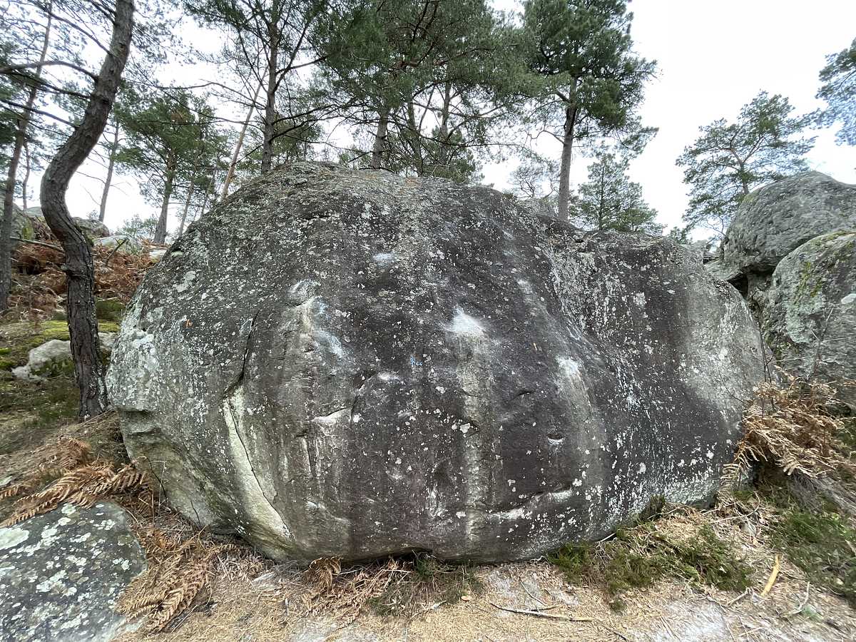 Photo du rocher avec les tracés