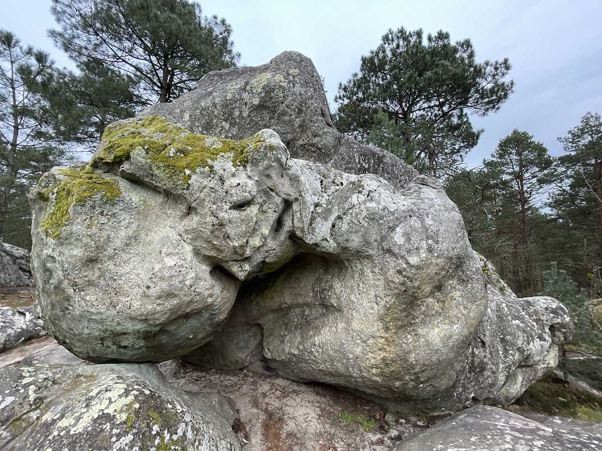 Photo du rocher avec les tracés