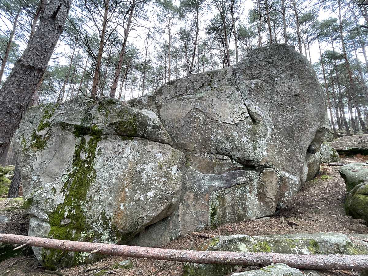 Photo du rocher avec les tracés