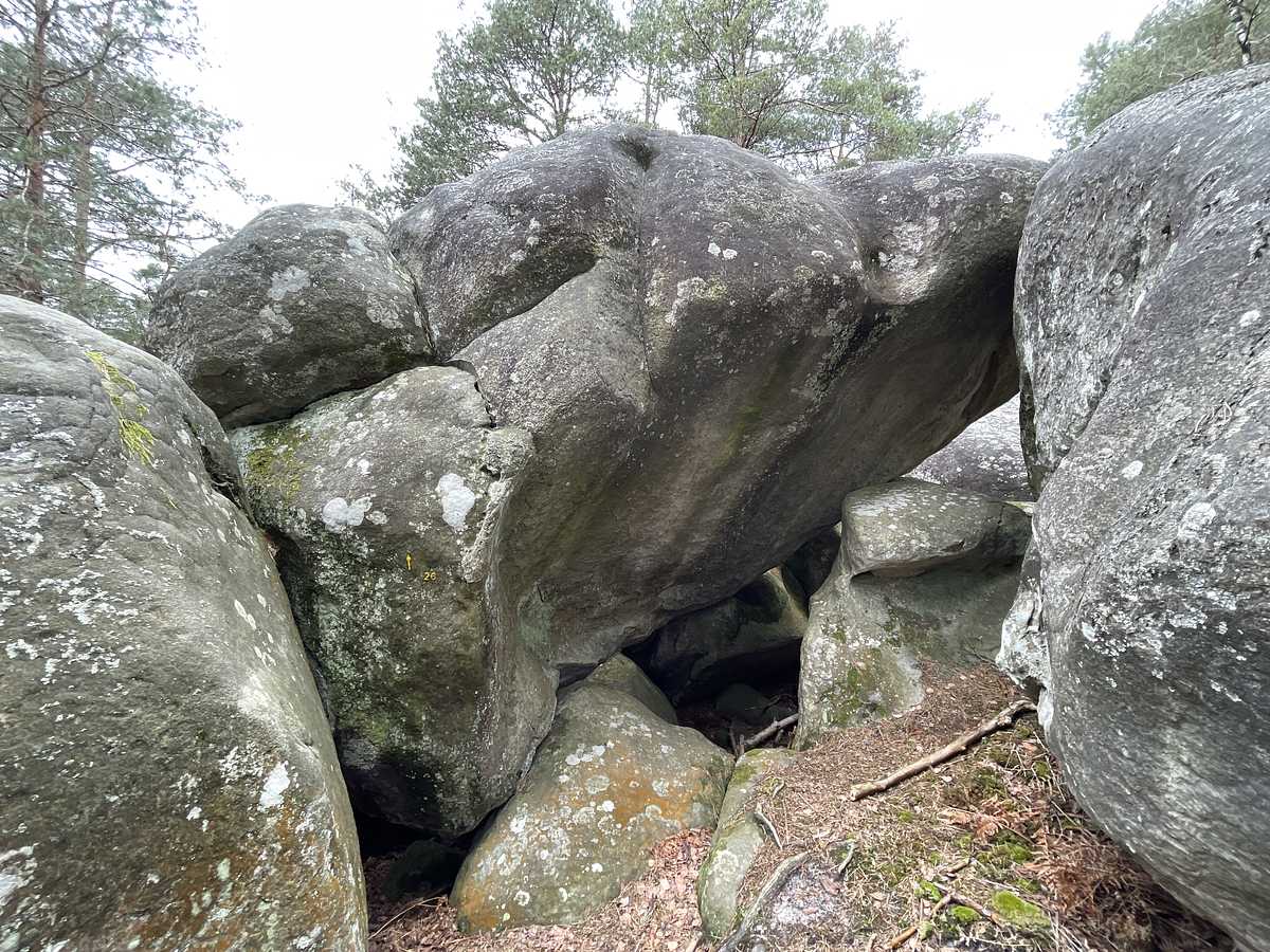 Photo du rocher avec les tracés