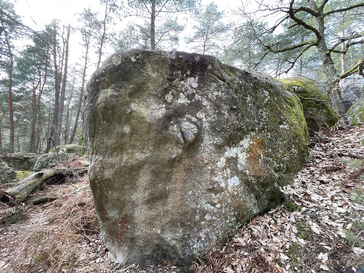 Photo du rocher avec les tracés