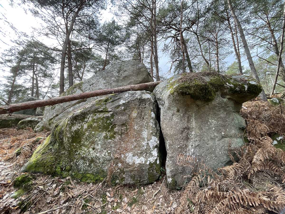 Photo du rocher avec les tracés