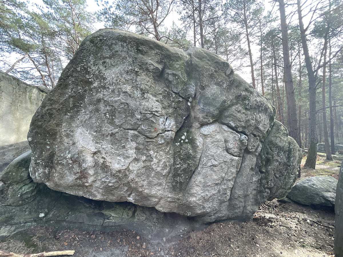 Photo du rocher avec les tracés