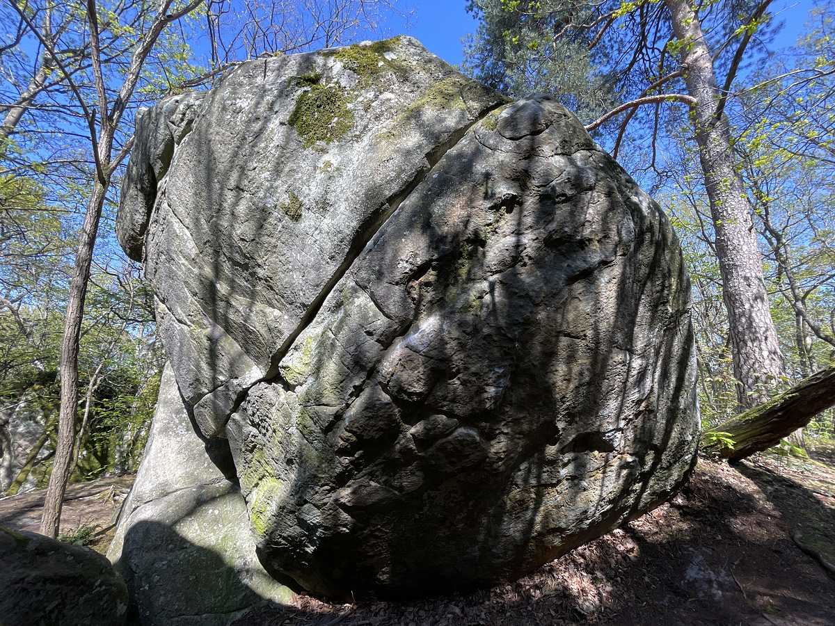 Photo du rocher avec les tracés